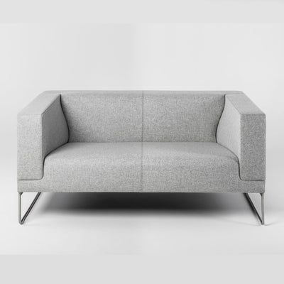 Sofa Tritos — NOTI, tapicerka szara tkanina, nogi metalowe, widok z przodu
