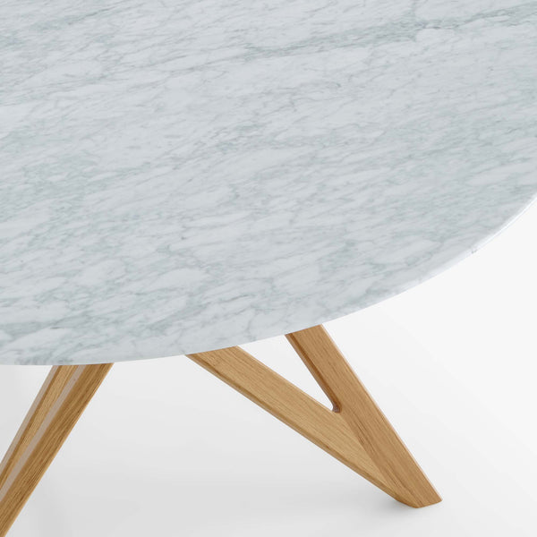 Stół okrągły Ennéa – marmur Carrara, dąb naturalny
