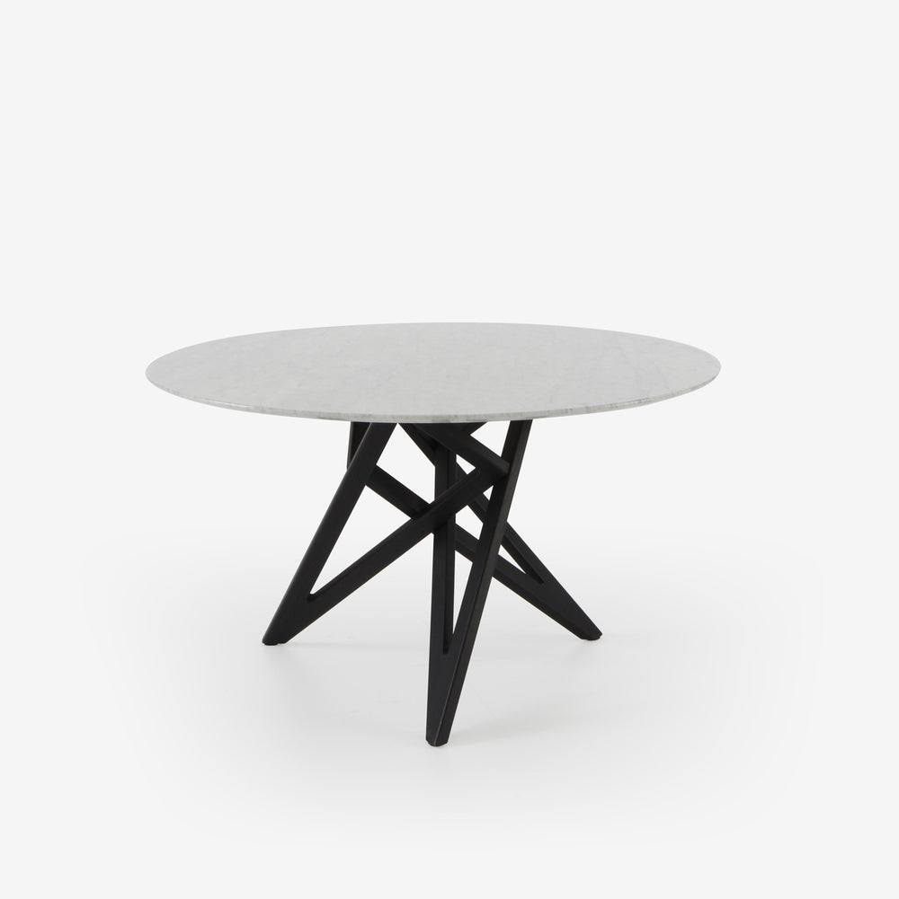 Stół Ennéa — Ligne Roset, blat marmurowy, nogi w czarnym jesionnie, widok z przodu
