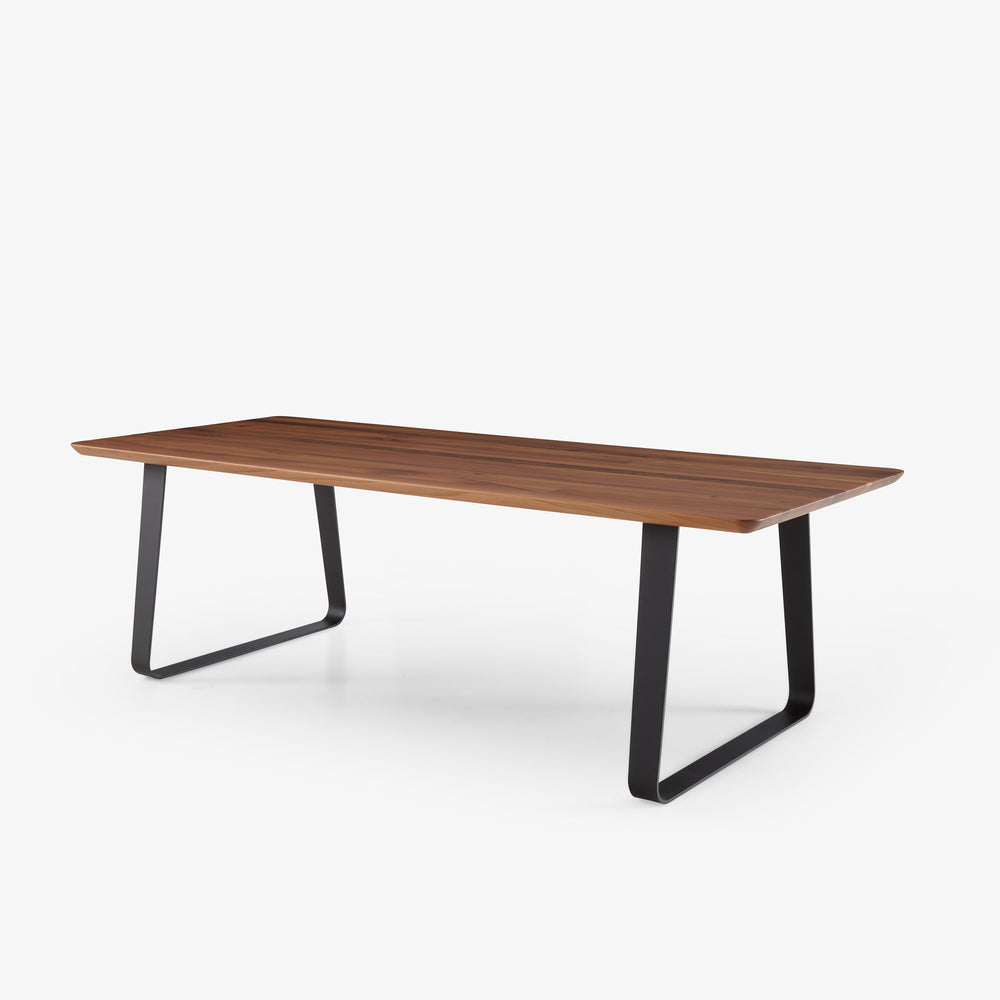 Stół Vilna — Ligne Roset, blat drewniany, nogi metalowe czarne, widok z przodu