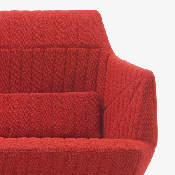 Facett Large — zbliżenie na przeszycie i strukturę tapicerki, detal materiału