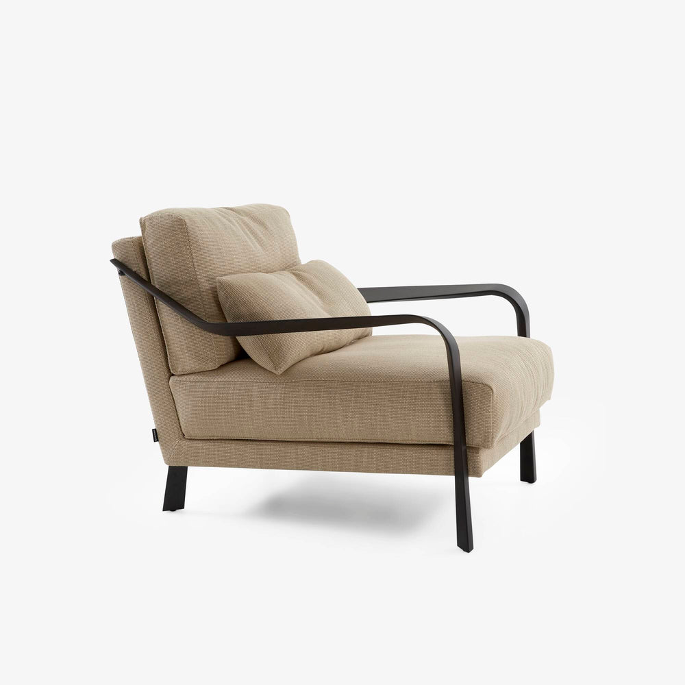 Fotel Cityloft — Ligne Roset, tapicerka jasna tkanina, rama czarna, widok z przodu