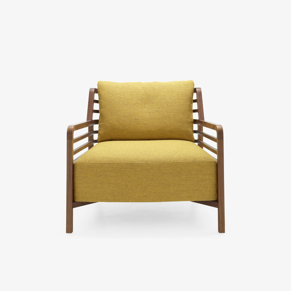 Fotel Flax — Ligne Roset, tapicerka żółta tkanina, rama drewniana, widok z przodu