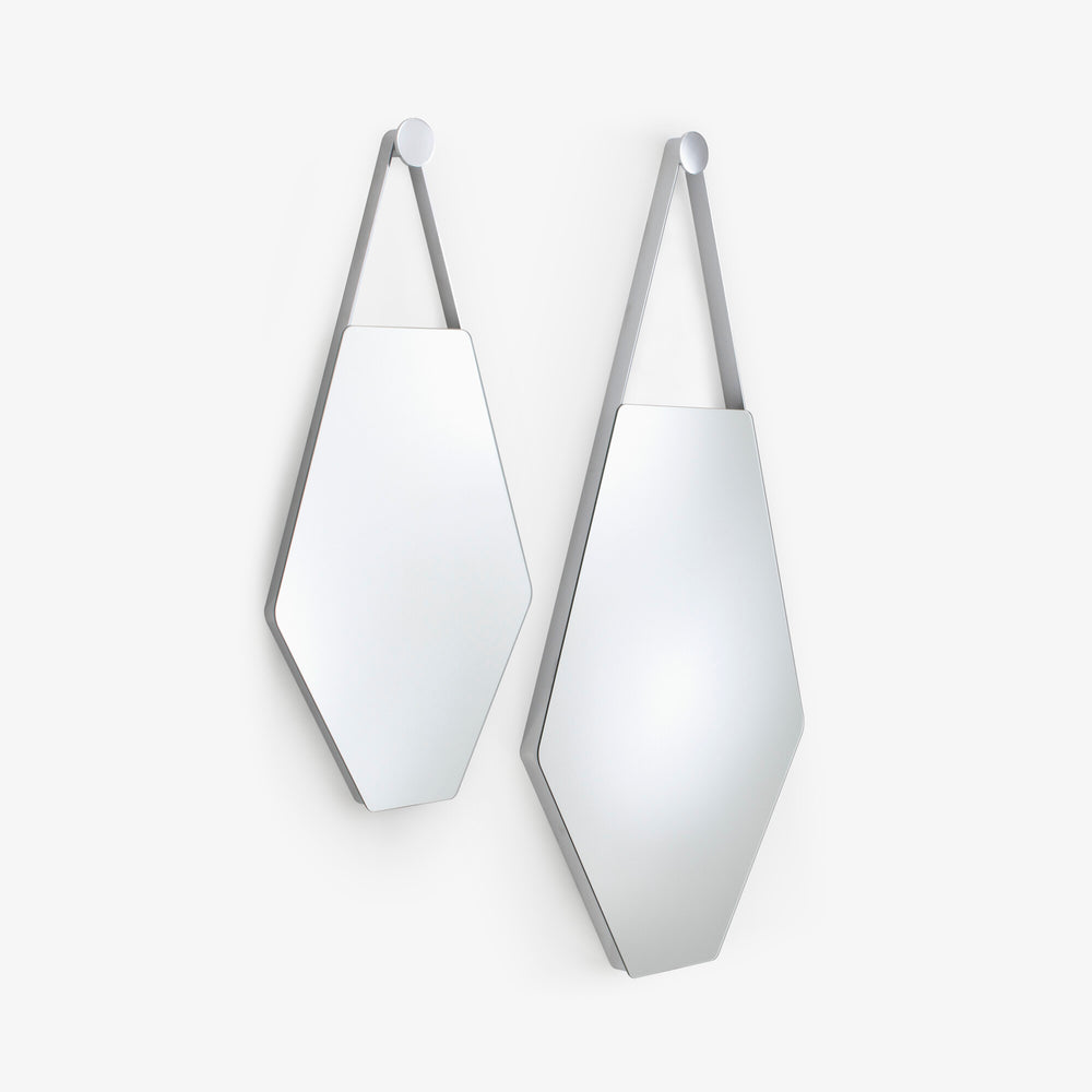 Lustro Mon Beau — Ligne Roset, geometryczna forma, rama chromowana, widok frontalny