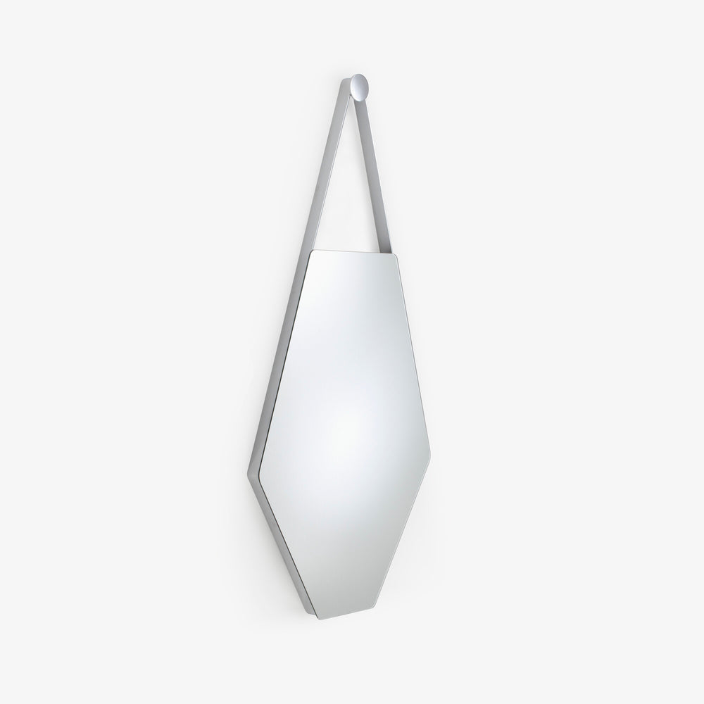 Lustro Mon Beau — Ligne Roset, geometryczna forma diamentu, rama chromowana, widok frontalny