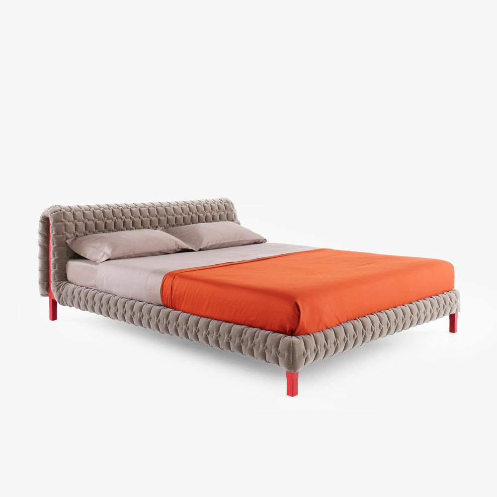 Łóżko Ruché — Ligne Roset, tapicerka pikowana w kolorze beżu, nogi czerwone, widok z przodu
