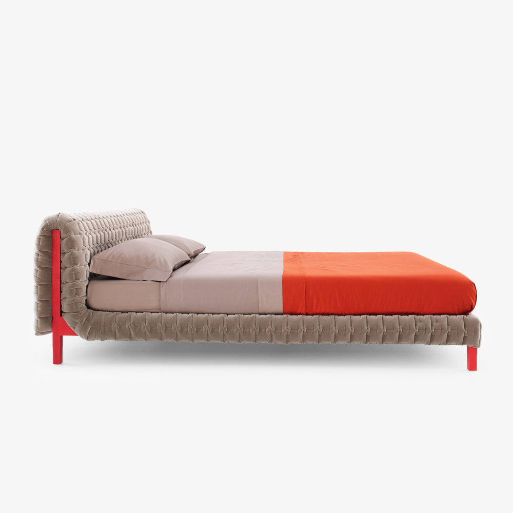 Łóżko Ruché — Ligne Roset, tapicerka pikowana w kolorze beżu, nogi czerwone, widok z przodu