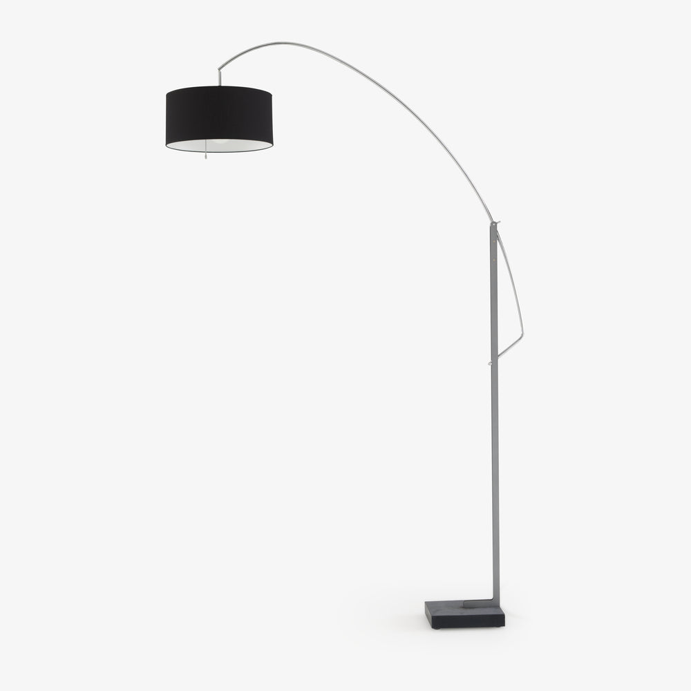 Lampa podłogowa Mama — Ligne Roset, łuk metalowy, abażur czarny, widok z przodu