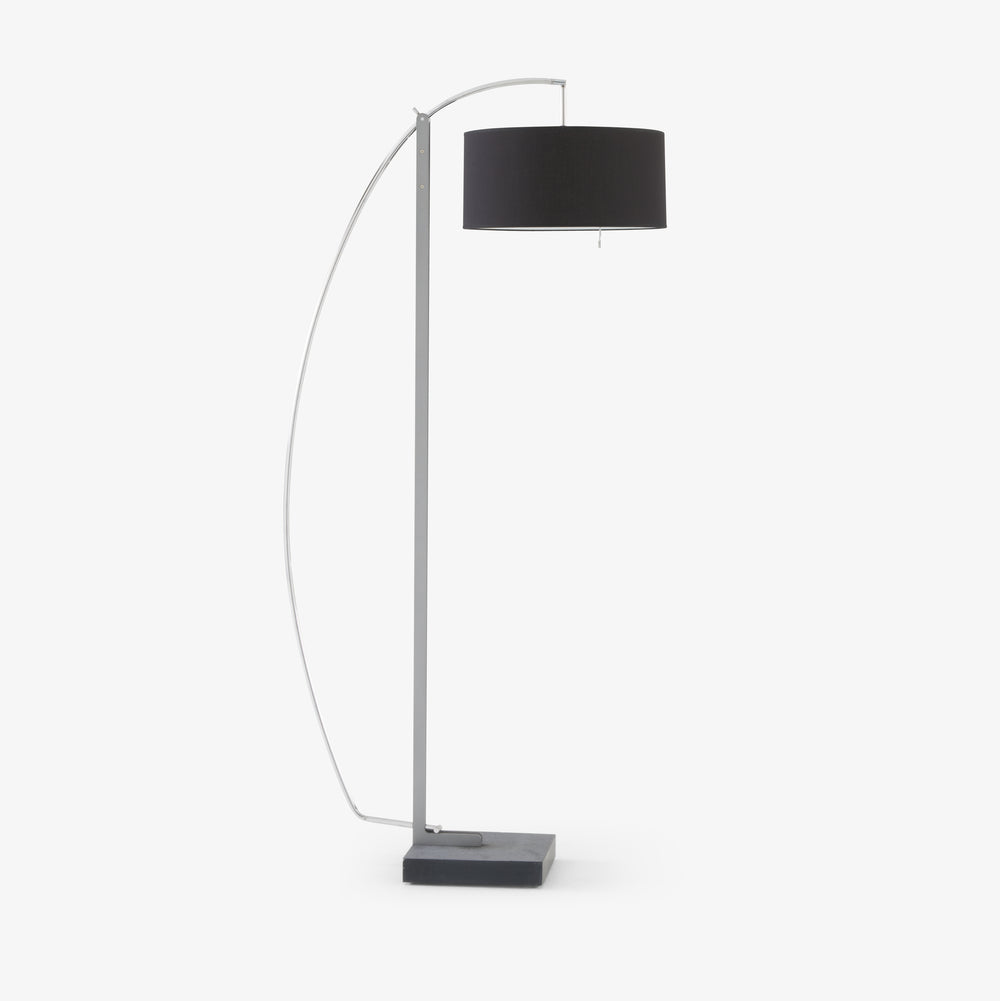 Lampa podłogowa Mama — Ligne Roset, łuk metalowy, abażur czarny, widok z przodu