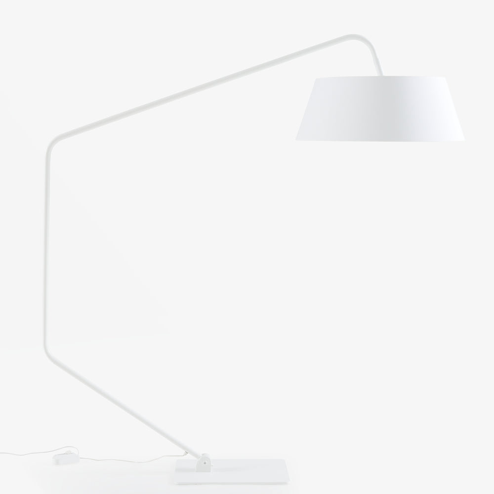 Lampa podłogowa Bul — Ligne Roset, łuk metalowy biały, abażur tekstylny, widok z przodu