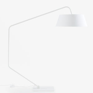 Lampa podłogowa Bul — Ligne Roset, łuk metalowy biały, abażur tekstylny, widok z przodu