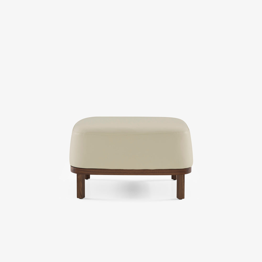 Podnóżek Flax — Ligne Roset, tapicerka w tkaninie kremowej, nogi drewniane, widok z przodu