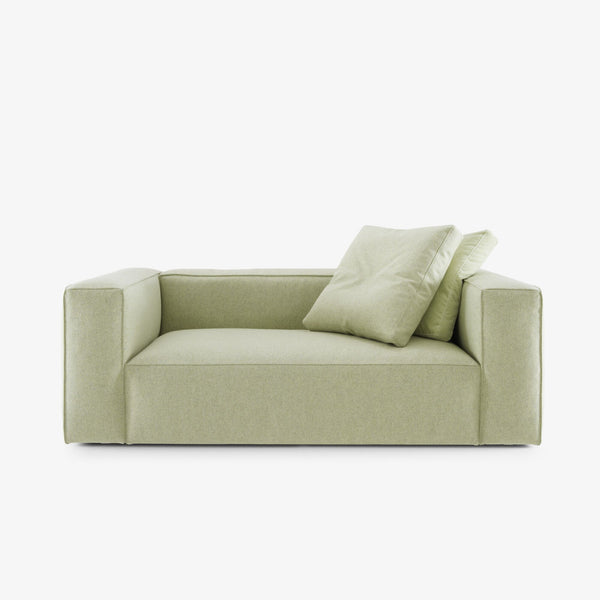 Sofa Nils Medium — Ligne Roset, tapicerka w tkaninie jasnej zieleni, widok z przodu