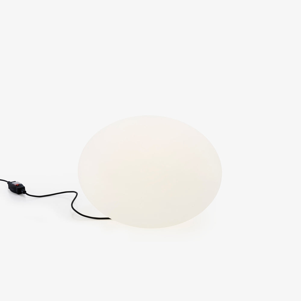 Lampa stołowa Globe Indoor — Ligne Roset, owalny klosz mleczny, kabel zasilający, widok z przodu