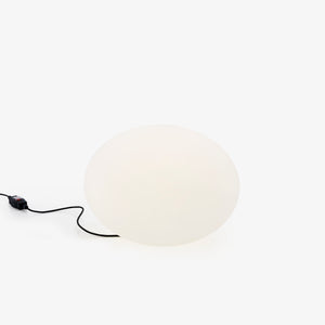 Lampa stołowa Globe Indoor — Ligne Roset, owalny klosz mleczny, kabel zasilający, widok z przodu