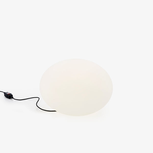 Lampa stołowa Globe Indoor — Ligne Roset, owalny klosz mleczny, kabel zasilający, widok z przodu