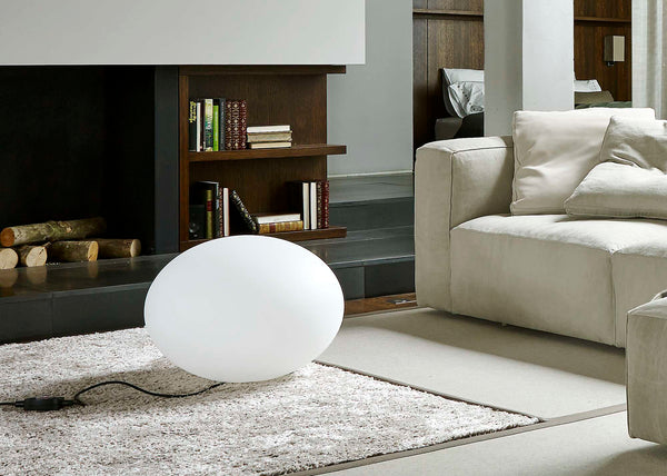 Globe Indoor — lampa świecąca w aranżacji salonu, obok sofy i kominka, oświetlenie otoczenia