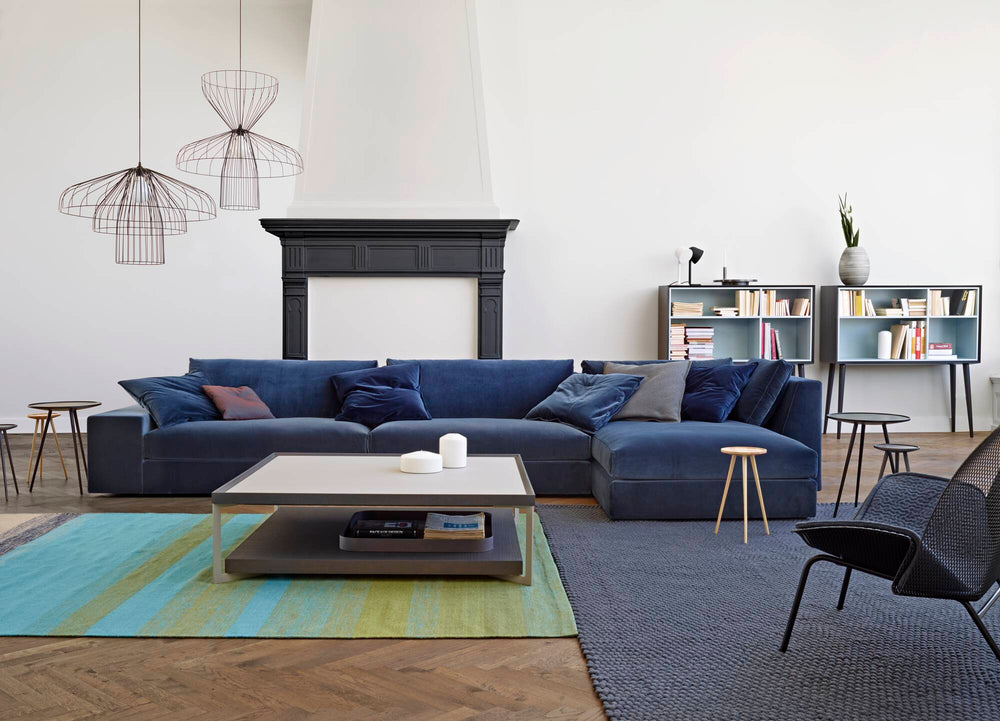 Sofa Exclusif Small — Ligne Roset, tapicerka w jasnej tkaninie, widok z przodu