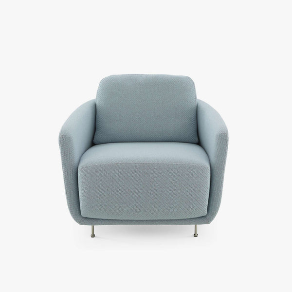 Fotel Okura Low Back — Ligne Roset, tapicerka jasna tkanina, widok z przodu