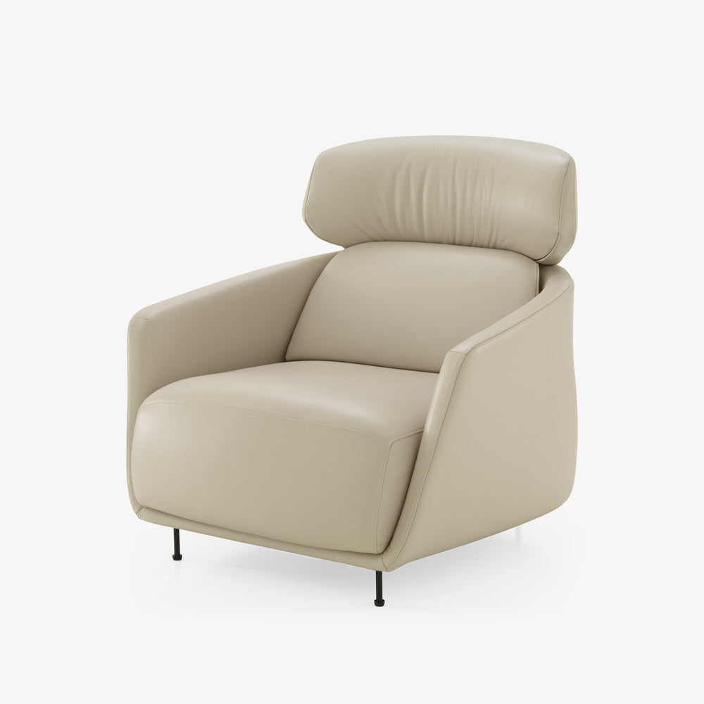 Fotel Okura — Ligne Roset, tapicerka skóra beżowa, widok z przodu