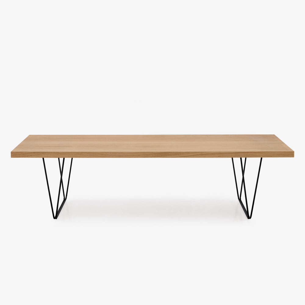 Stolik kawowy CM 191 — Ligne Roset, blat drewniany, nogi metalowe, widok z przodu