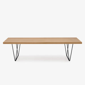 Stolik kawowy CM 191 — Ligne Roset, blat drewniany, nogi metalowe, widok z przodu