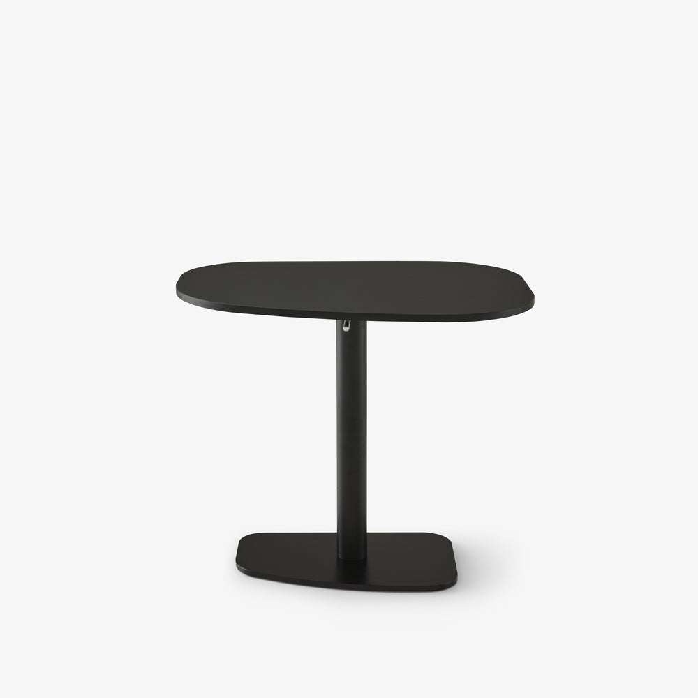 Stół Piazza — Ligne Roset, blat owalny czarny, noga metalowa, widok z przodu