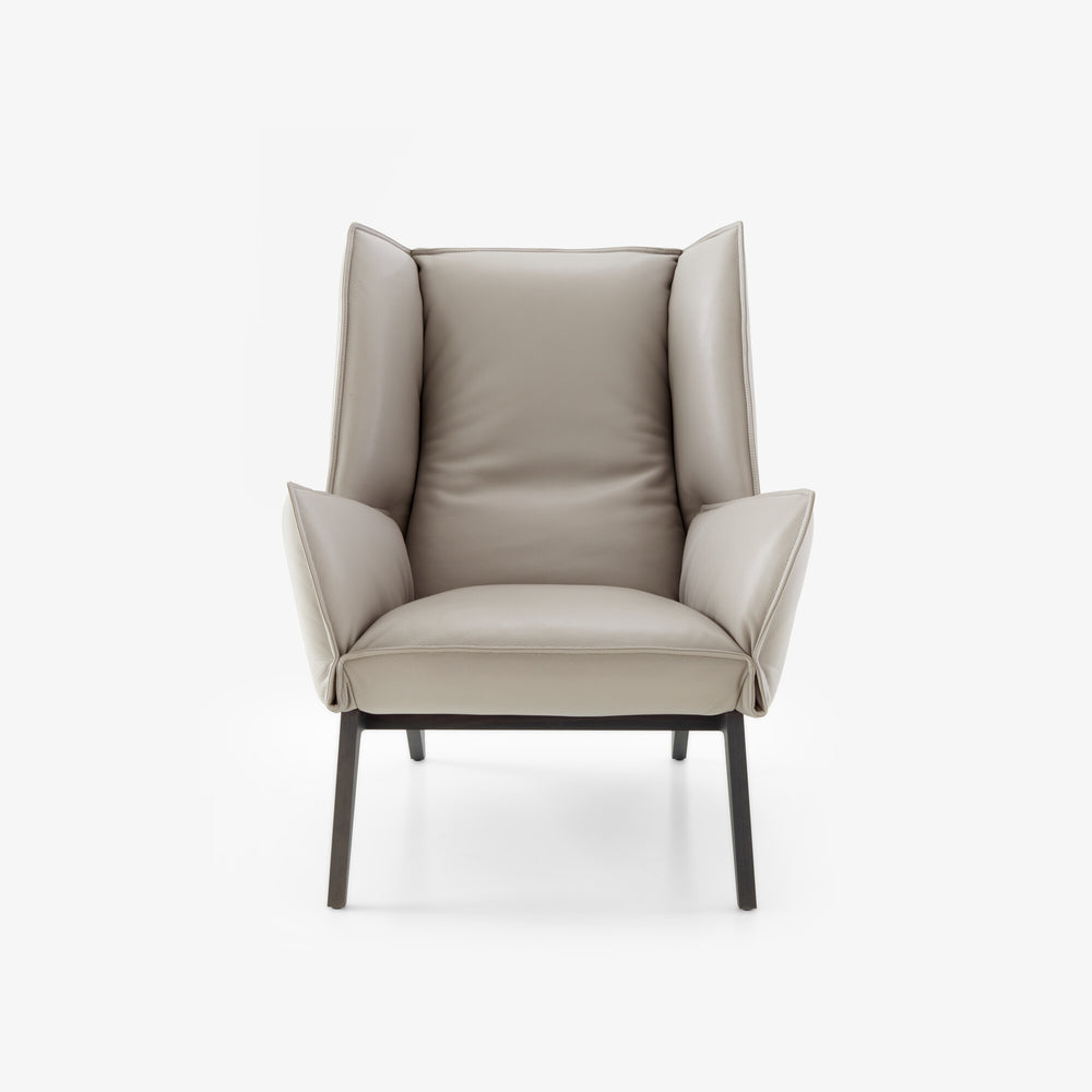 Fotel Toa — Ligne Roset, tapicerka w jasnej tkaninie, widok z przodu