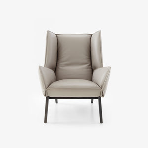 Fotel Toa — Ligne Roset, tapicerka w jasnej tkaninie, widok z przodu