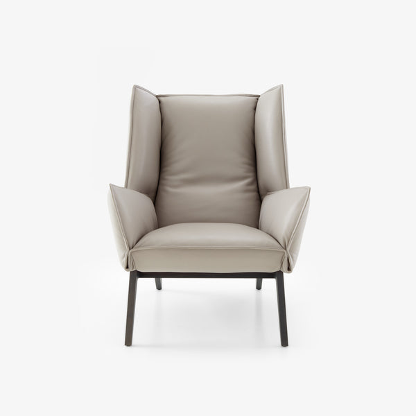 Fotel Toa — Ligne Roset, tapicerka w jasnej tkaninie, widok z przodu
