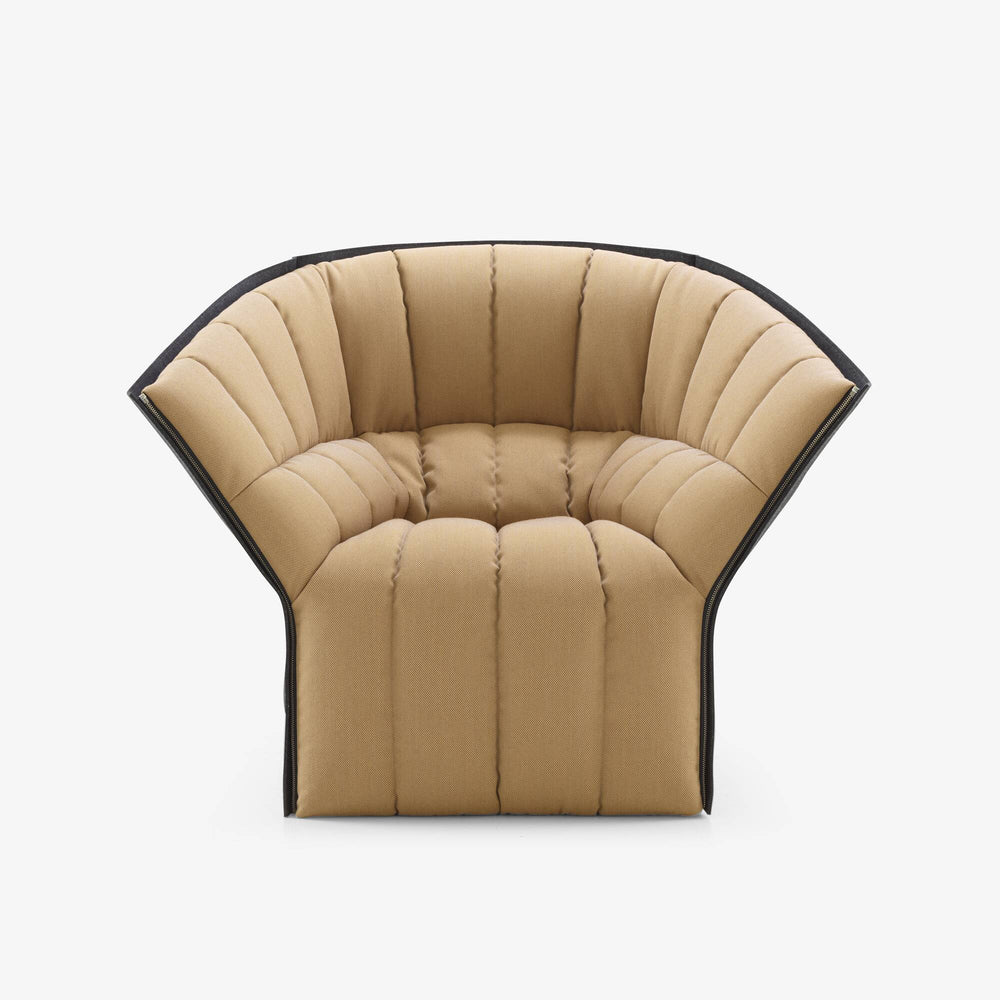 Fotel Moël Low Back — Ligne Roset, tapicerka beżowa, widok z przodu