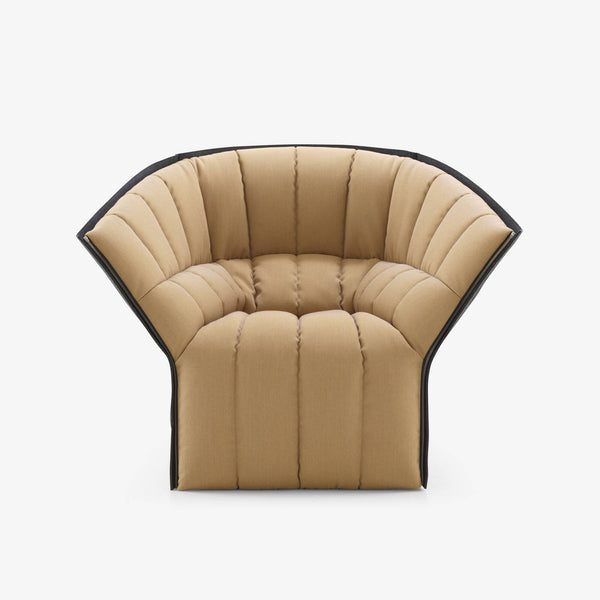Fotel Moël Low Back — Ligne Roset, tapicerka beżowa, widok z przodu