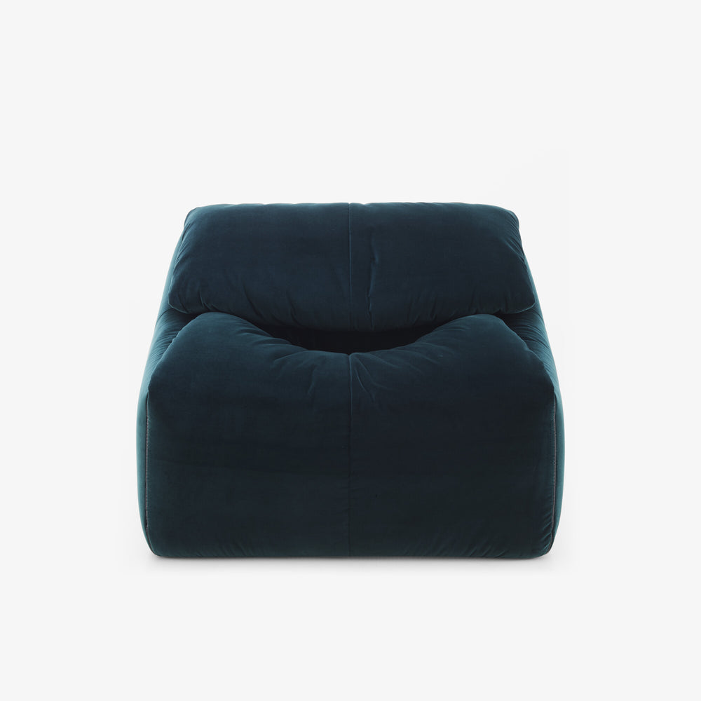 Fotel Plumy — Ligne Roset, tapicerka w tkaninie koloru ciemny niebieski, widok z przodu
