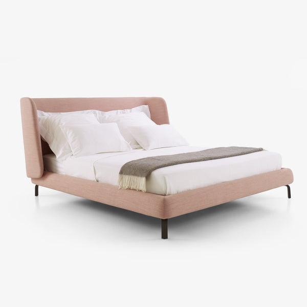 Łóżko Desdemone — Ligne Roset, tapicerka w tkaninie pudrowy róż, widok z przodu