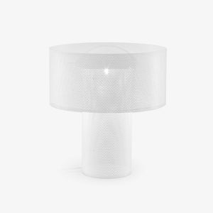 Lampa stołowa Asola — Ligne Roset, abażur cylindryczny z perforowanej blachy, widok z przodu