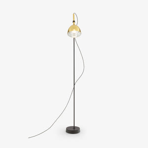Lampa podłogowa Brass Bell — Ligne Roset, abażur mosiężny, widok z przodu