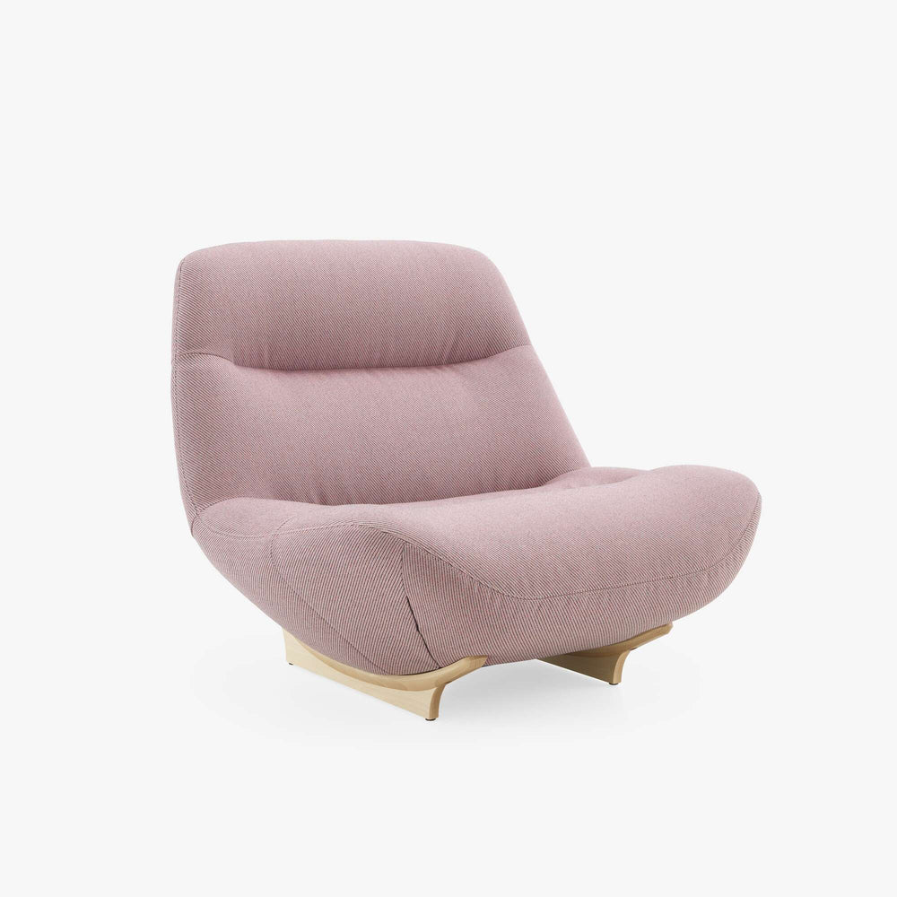Fotel Manarola — Ligne Roset, tapicerka w tkaninie pudrowy róż, widok z przodu
