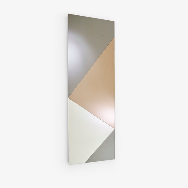 Lustro Ombré — Ligne Roset, geometryczne wzory w kolorach szarym, beżowym i białym, widok frontalny