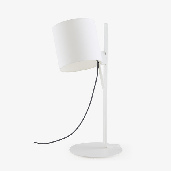 Lampa stołowa Magnet — Ligne Roset, abażur cylindryczny biały, podstawa metalowa, widok z przodu