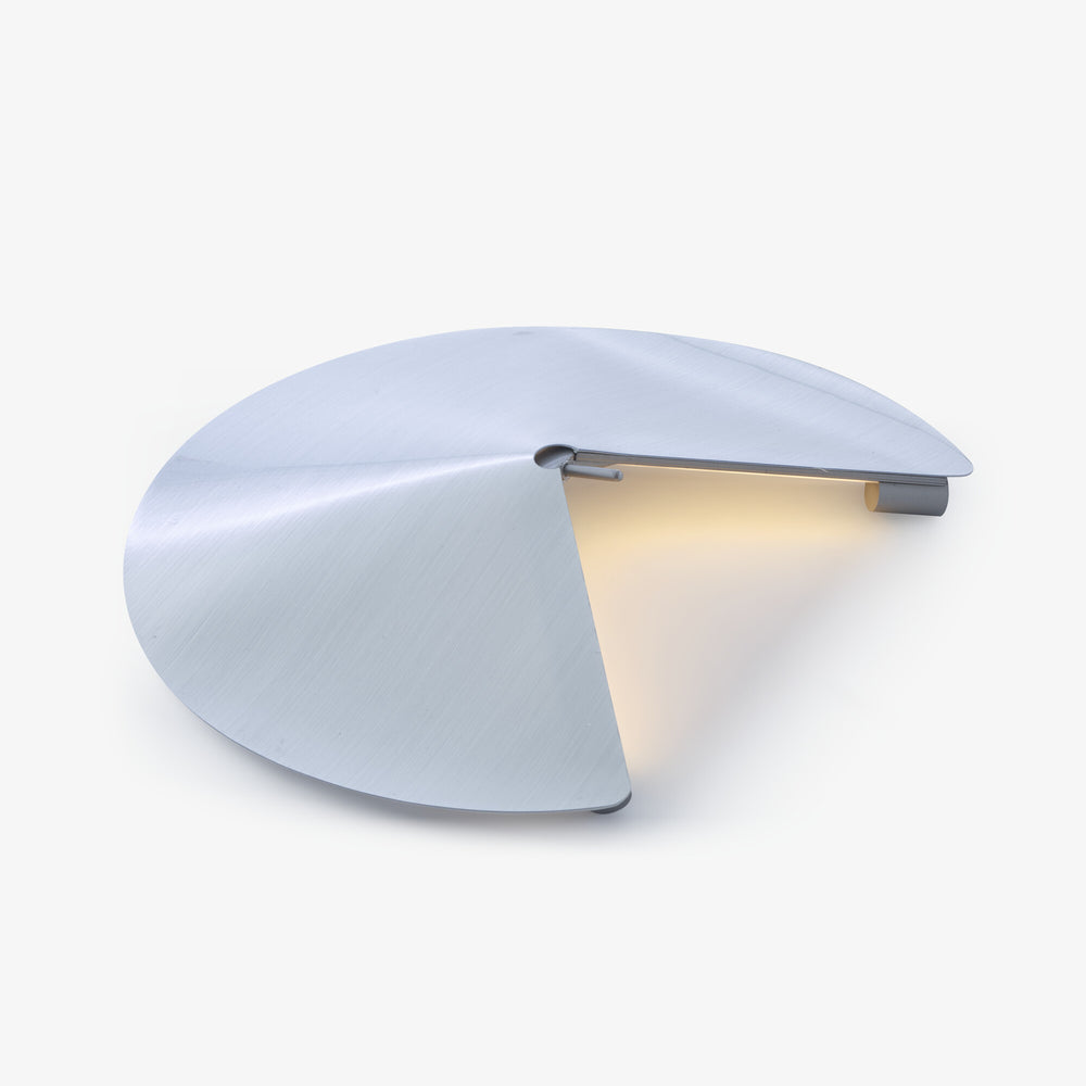 Lampa stołowa Aerodine — Ligne Roset, owalny klosz w kolorze błękitnym, widok z przodu