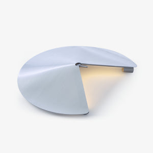 Lampa stołowa Aerodine — Ligne Roset, owalny klosz w kolorze błękitnym, widok z przodu