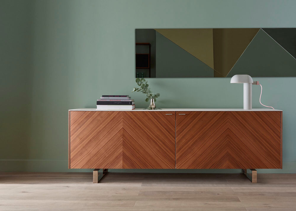 Lustro Ombré — Ligne Roset, geometryczne wzory w kolorach szarym, beżowym i białym, widok frontalny