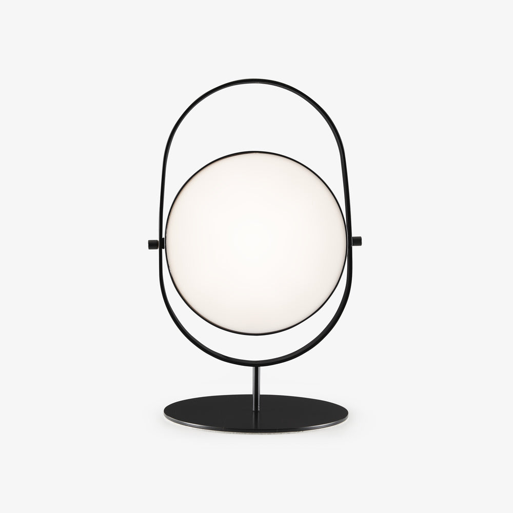 Lampa stołowa Headlight — Ligne Roset, owalny abażur z mlecznego szkła w metalowej ramie, widok z przodu