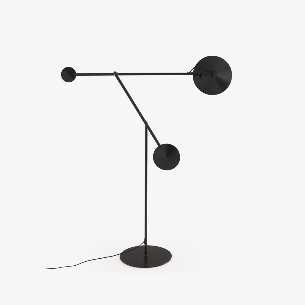 Lampa podłogowa Cinetique — Ligne Roset, konstrukcja metalowa z trzema ramionami, widok z przodu