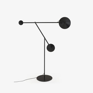 Lampa podłogowa Cinetique — Ligne Roset, konstrukcja metalowa z trzema ramionami, widok z przodu