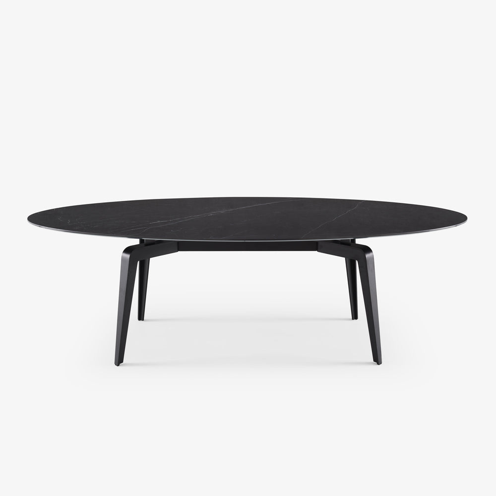 Stół Odessa Oval — Ligne Roset, blat owalny czarny marmur, nogi drewniane czarne, widok z przodu