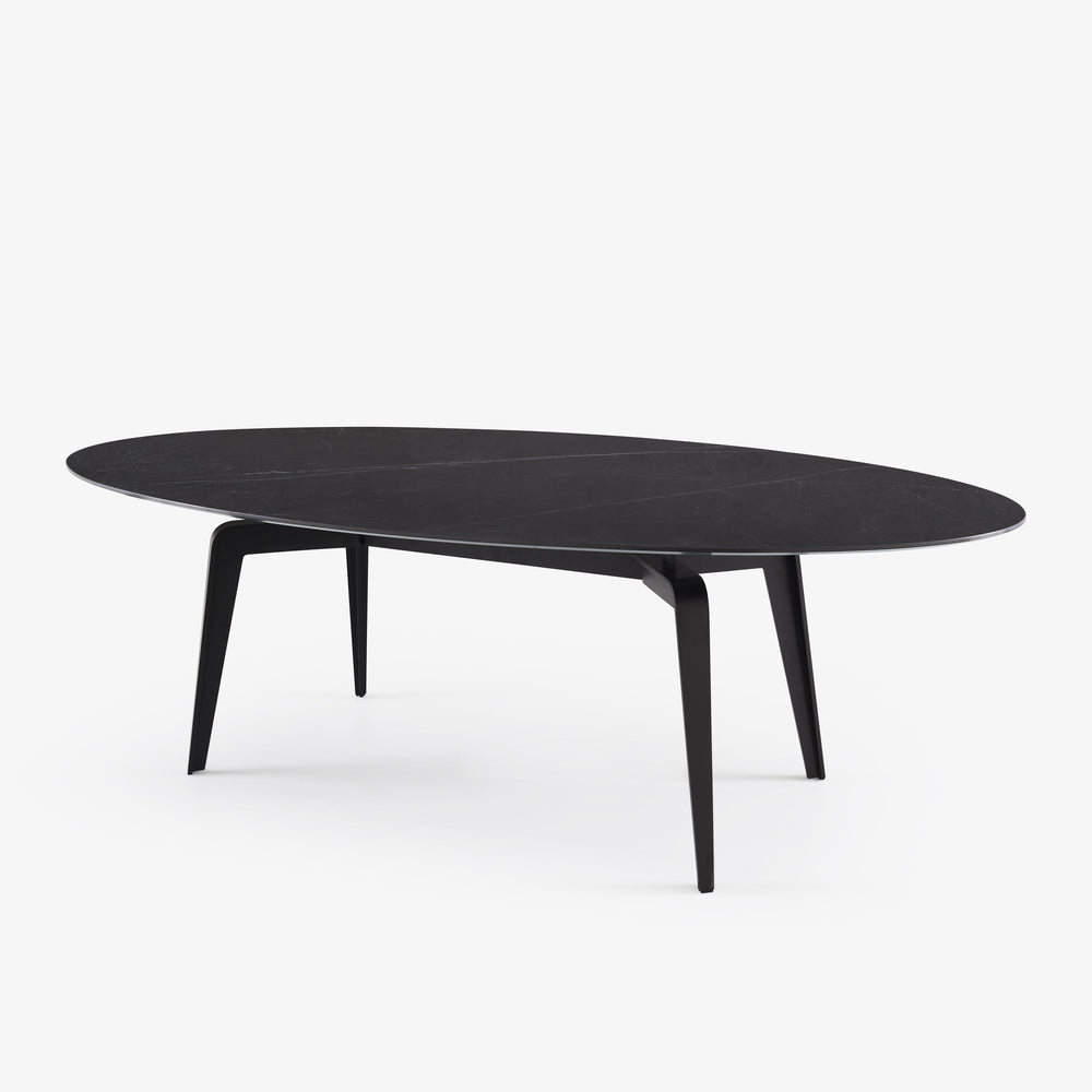 Stół Odessa Oval — Ligne Roset, blat owalny czarny marmur, nogi drewniane czarne, widok z przodu