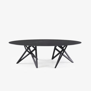 Stół Ennéa — Ligne Roset, blat owalny czarny, podstawa geometryczna czarny jesion, widok z przodu