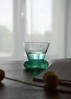 Orio Green — szklanka z wodą, widok z naturalnym oświetleniem z okna