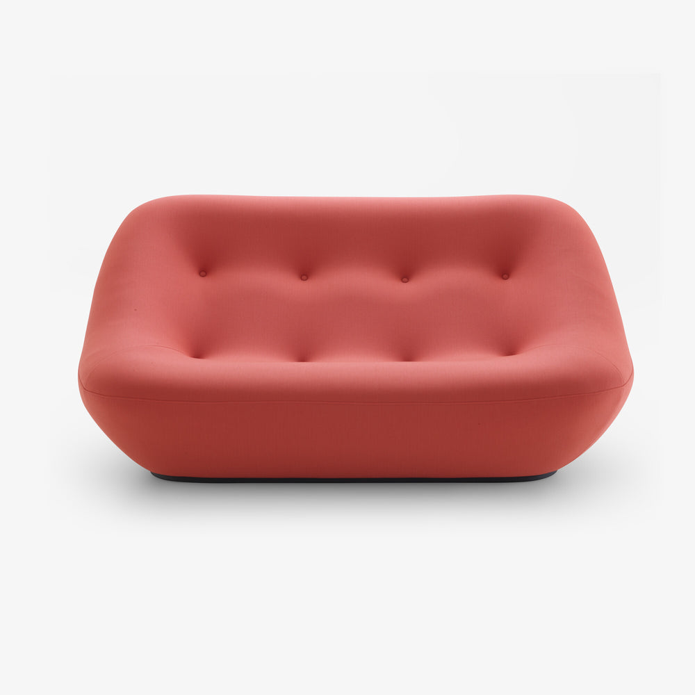 Sofa Bonnie — Ligne Roset, tapicerka w kolorze terakota, widok z przodu